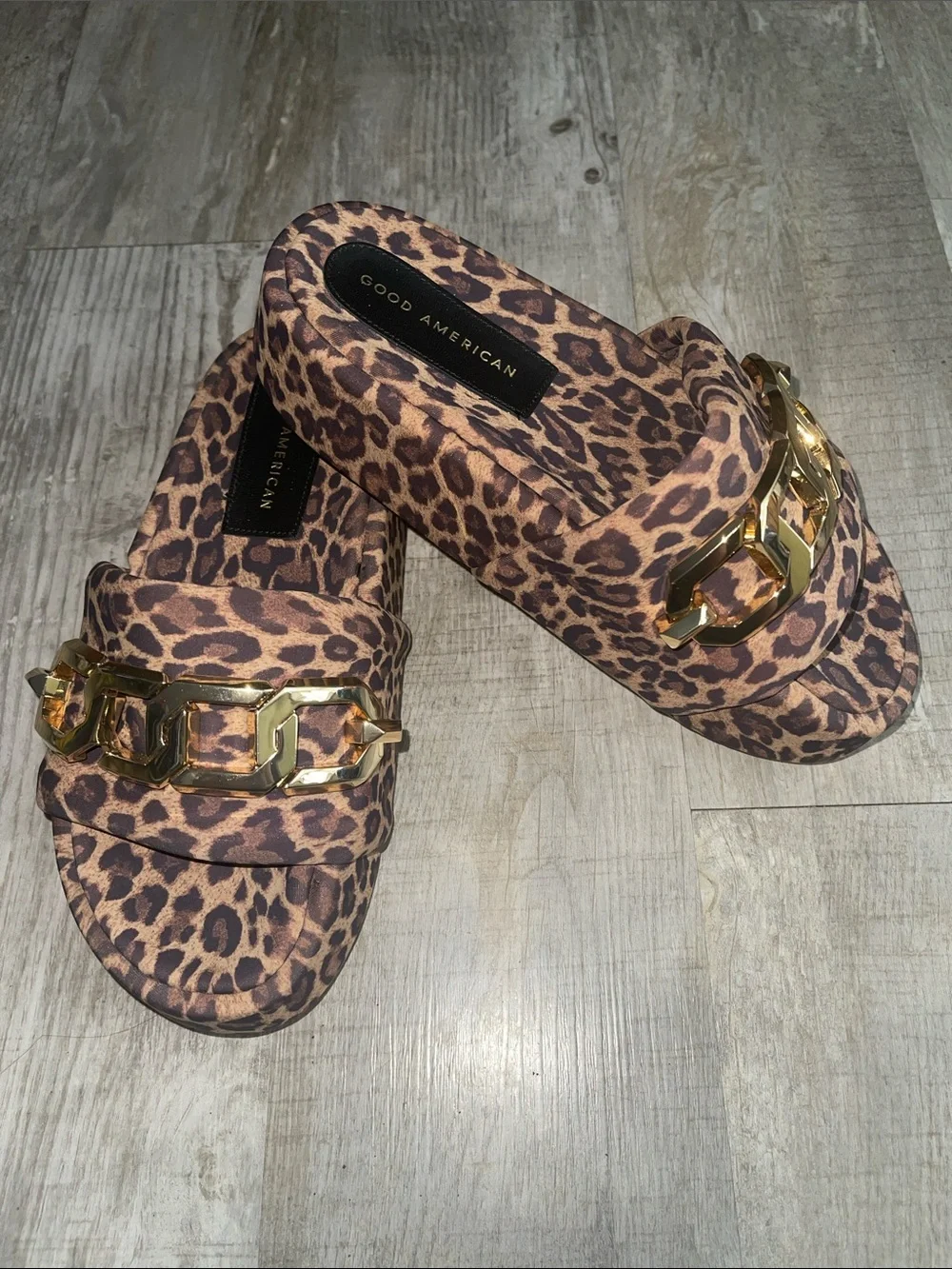 Good American NEW Leopard print with gold tone chain platform slides Size 8
